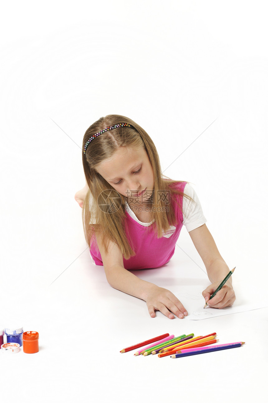 女孩在纸上画铅笔画家微笑学校女孩们孩子童年工艺乐趣孩子们学习图片