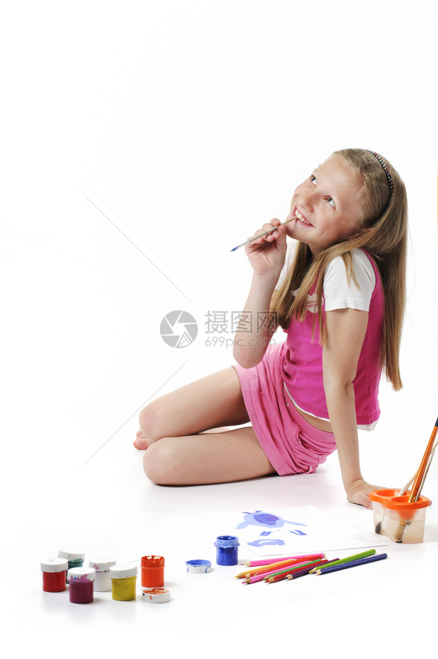 女孩在纸上画铅笔爱好学习画笔孩子们女孩们幼儿园画家教育孩子情感图片