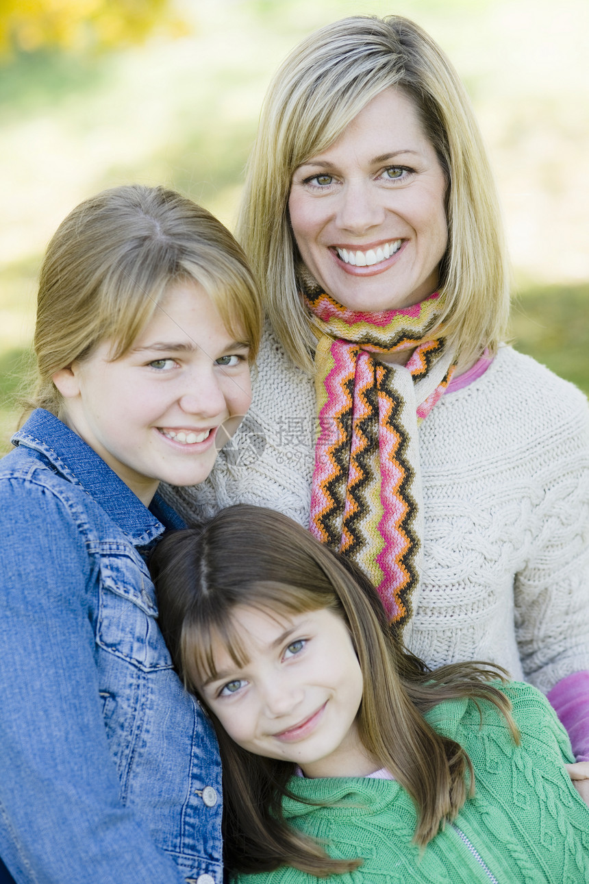 母亲和女儿家庭女孩公园围巾闲暇女性青年少年享受毛衣图片