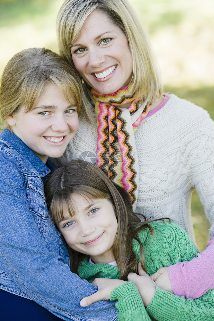 母亲和女儿青年毛衣关爱女孩享受女士公园家庭少年闲暇图片