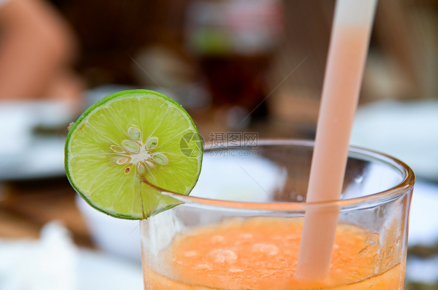 新鲜果汁玻璃味道苏打假期热带柠檬橙子水果反射液体图片