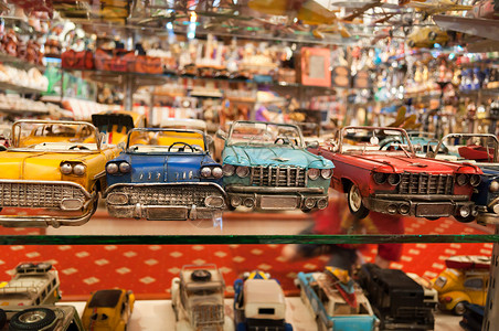 商店窗口中的玩具汽车背景图片