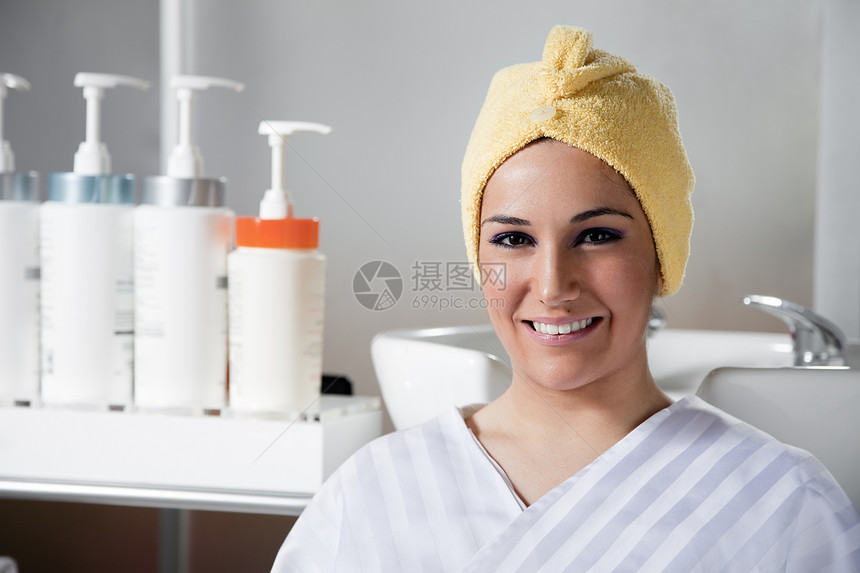 理发沙龙幸福女子烘干顾客快乐美发女性客户洗手盆头发图片