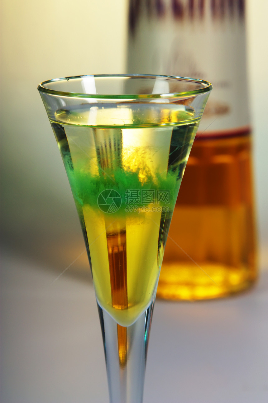 公鸡排酒精玻璃瓶子美食绿色图片