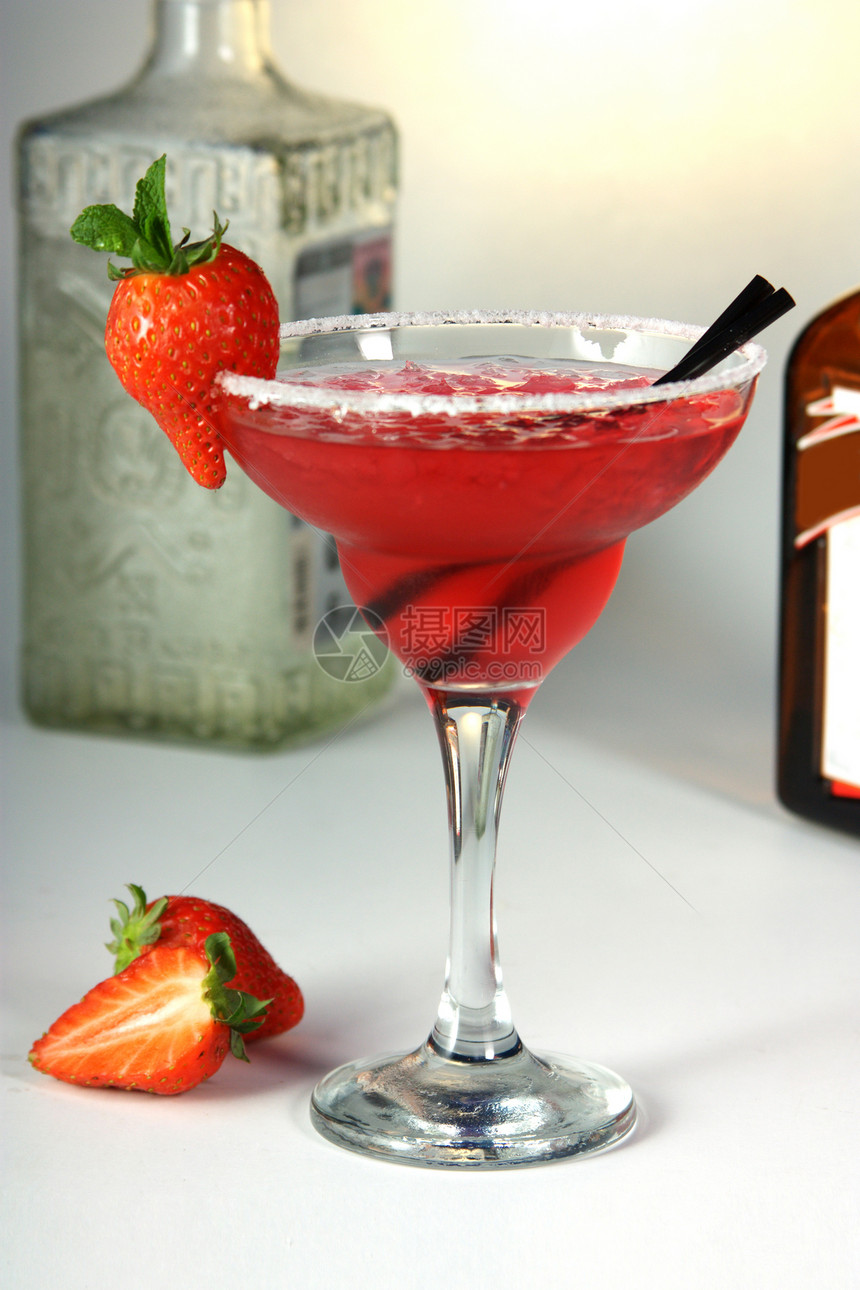 草莓鸡尾酒饮料美食玻璃瓶子图片