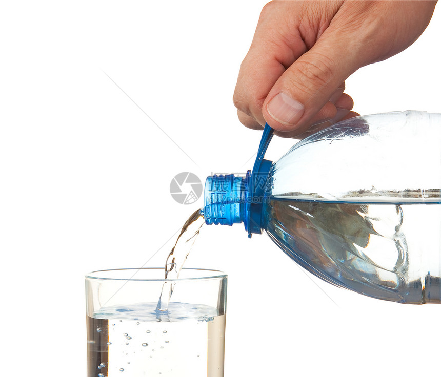 将水从瓶子倒入玻璃杯中塑料白色玻璃图片