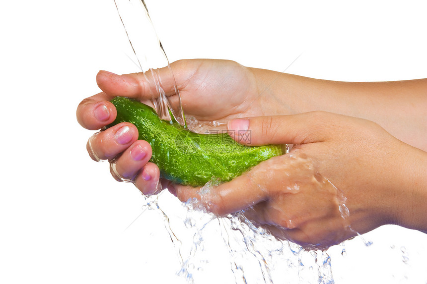 将黄瓜洗在手中食物淡水绿色蔬菜白色图片