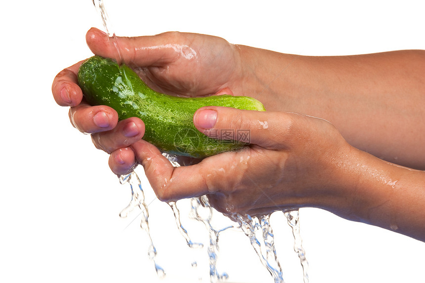 将黄瓜洗在手中淡水白色蔬菜食物绿色图片