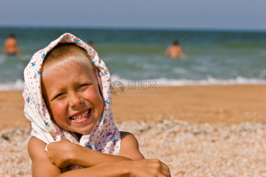 微笑的男孩闲暇日光浴男生太阳头发乐趣休息孩子们孩子喜悦图片