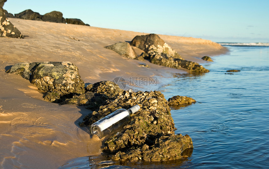 瓶中的信息海洋玻璃海滩笔记岩石救援海滨抛弃图片