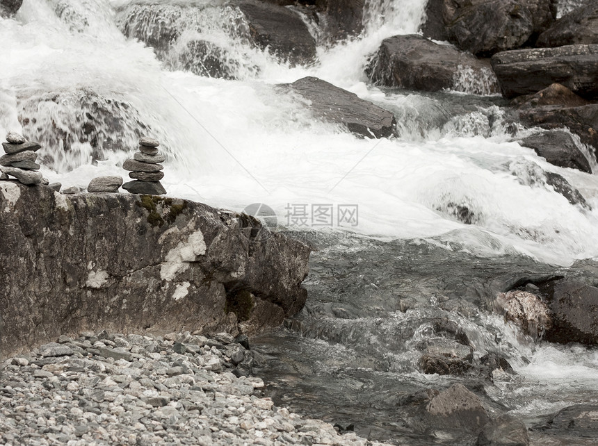 岩石和水治疗巨石地衣卵石溪流石头金字塔温泉矿物苔藓图片