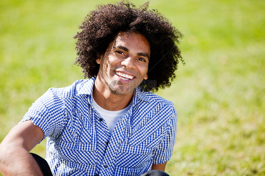 非裔美国人绿色大学头发喜悦爆头男人发型快乐男生学生图片