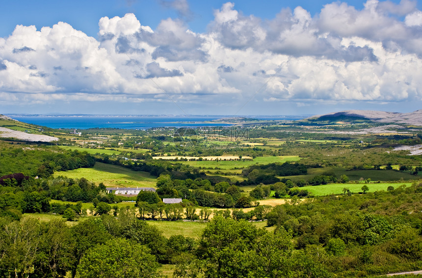 爱尔兰風景草原海岸爬坡山谷丘陵海岸线风景假期阳光场地图片