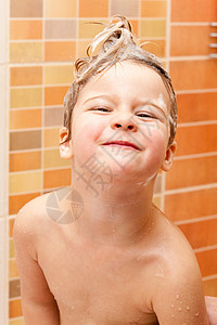 洗个澡女孩肥皂微笑孩子背景图片