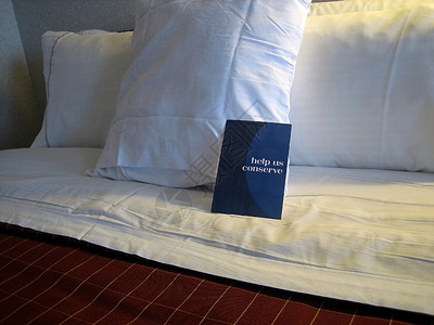 枕头商业旅行酒店客房床头柜内饰旅游双人床被子睡眠背景图片