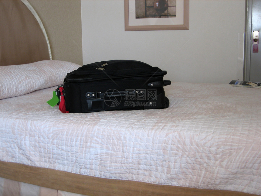 旅行者汽车床单酒店旅馆房间衣服款待手提箱游客大床图片