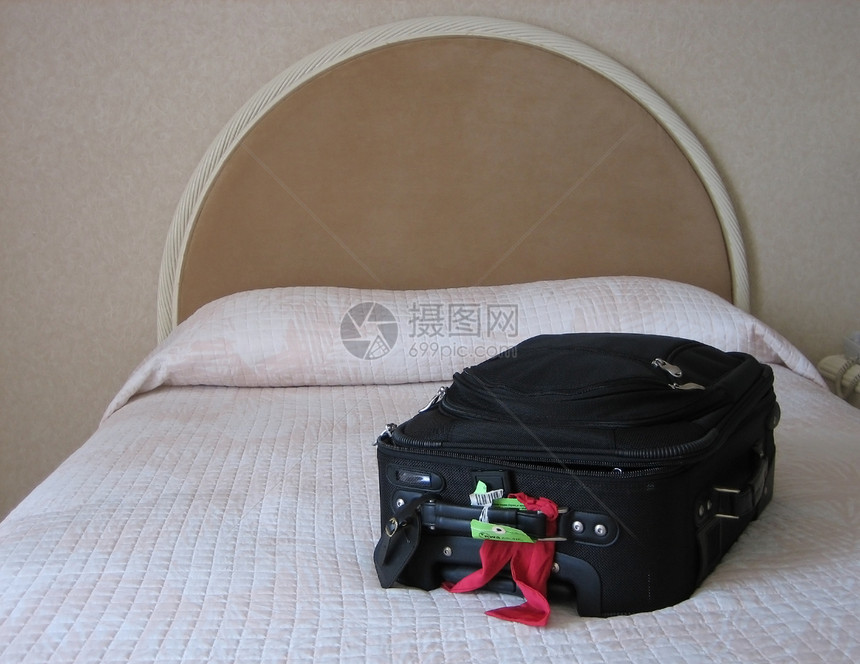 旅行者款待行李游客客房休息大床旅馆旅游被子床头柜图片