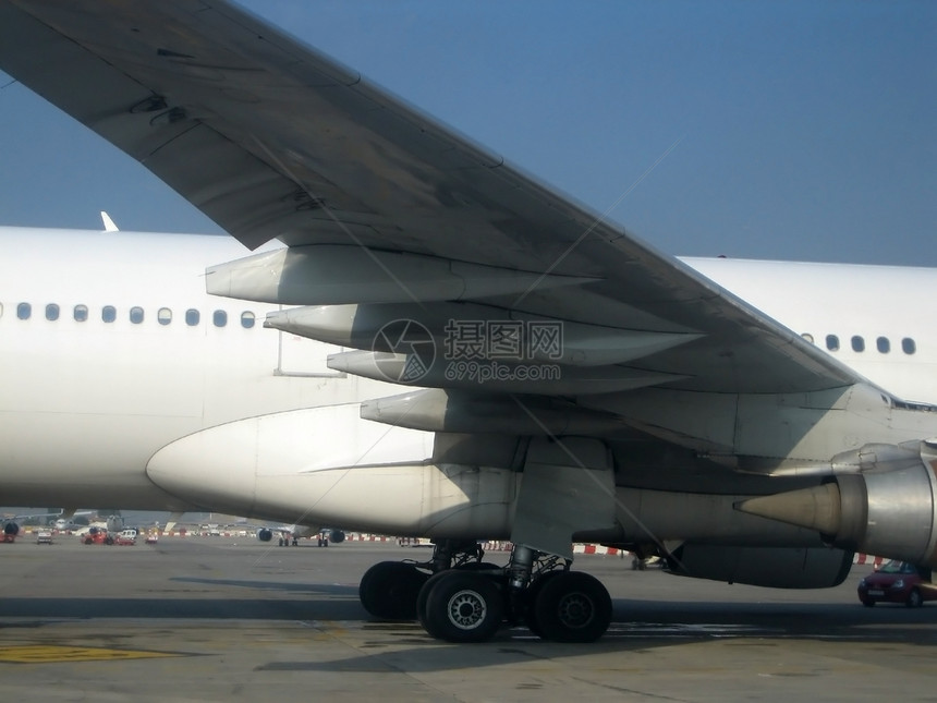 飞机和航空窗户乘客引擎交通全体旅行翅膀天空座舱机身图片