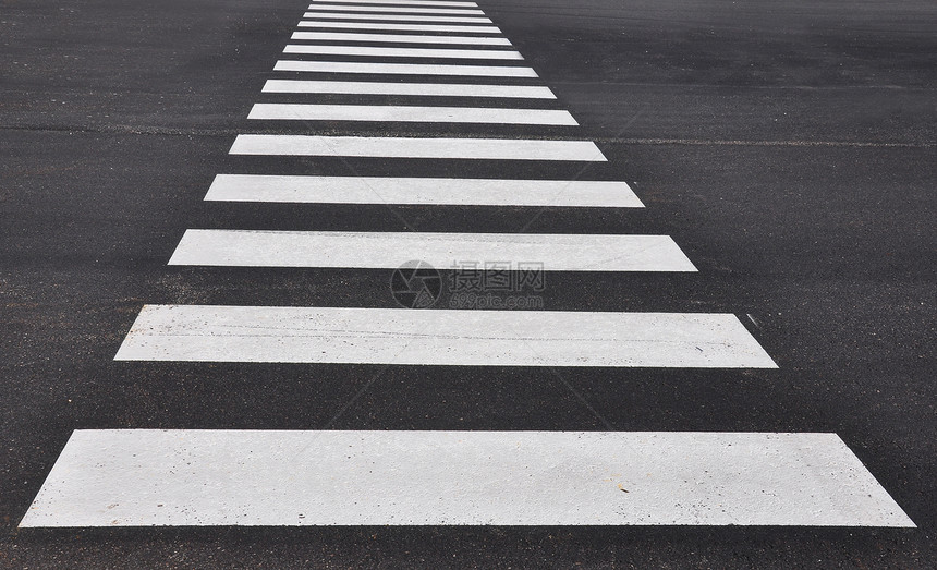 十字路行街道车道交通沥青黑色柏油行人灰色白色图片