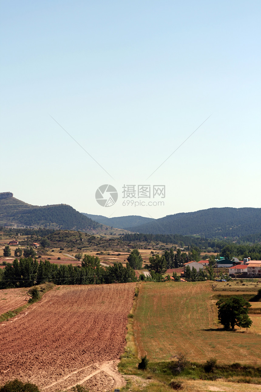 山区地貌草地动物牧场村庄牧羊人奶牛场蓝色晴天奶制品森林图片