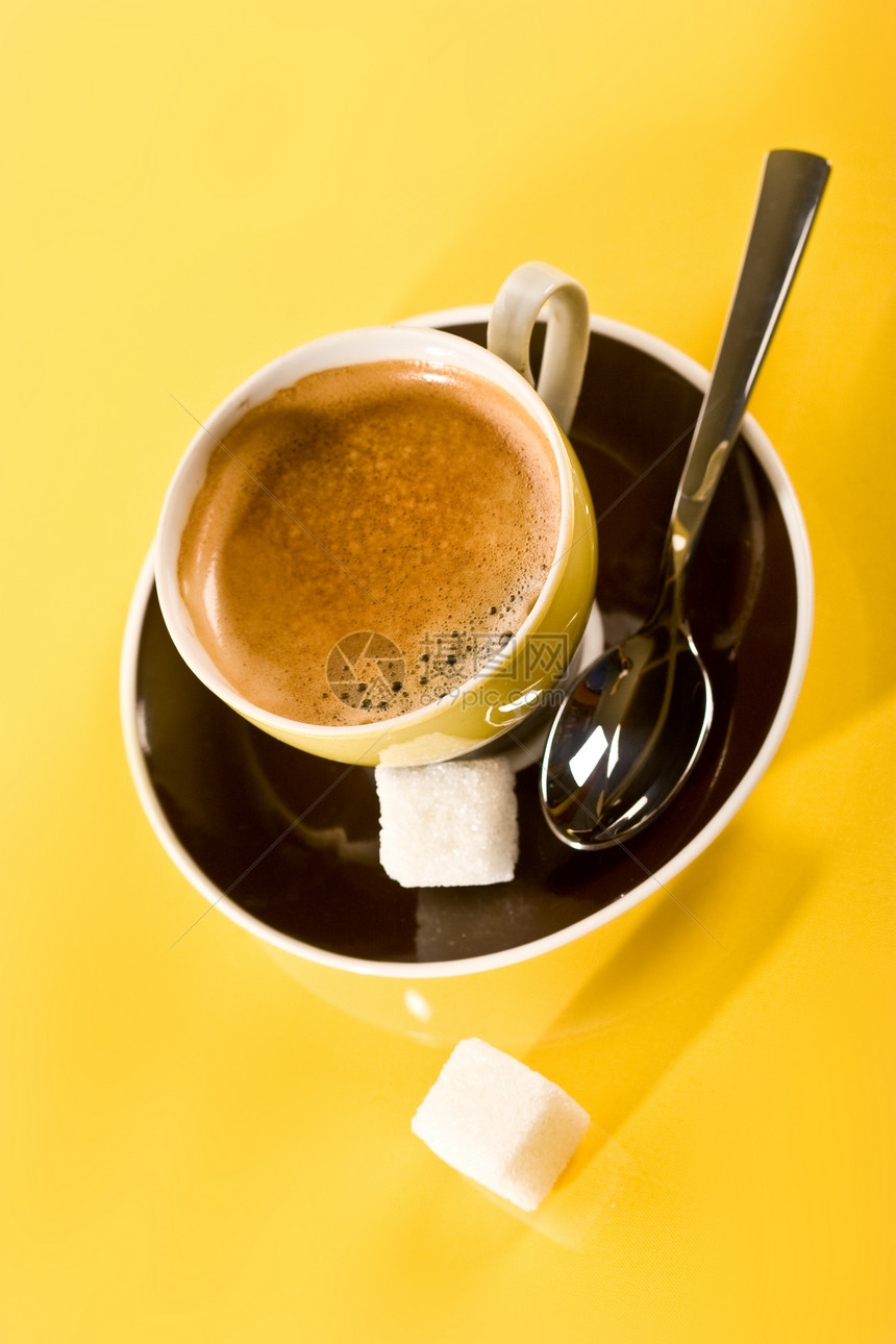咖啡黄色杯子勺子图片