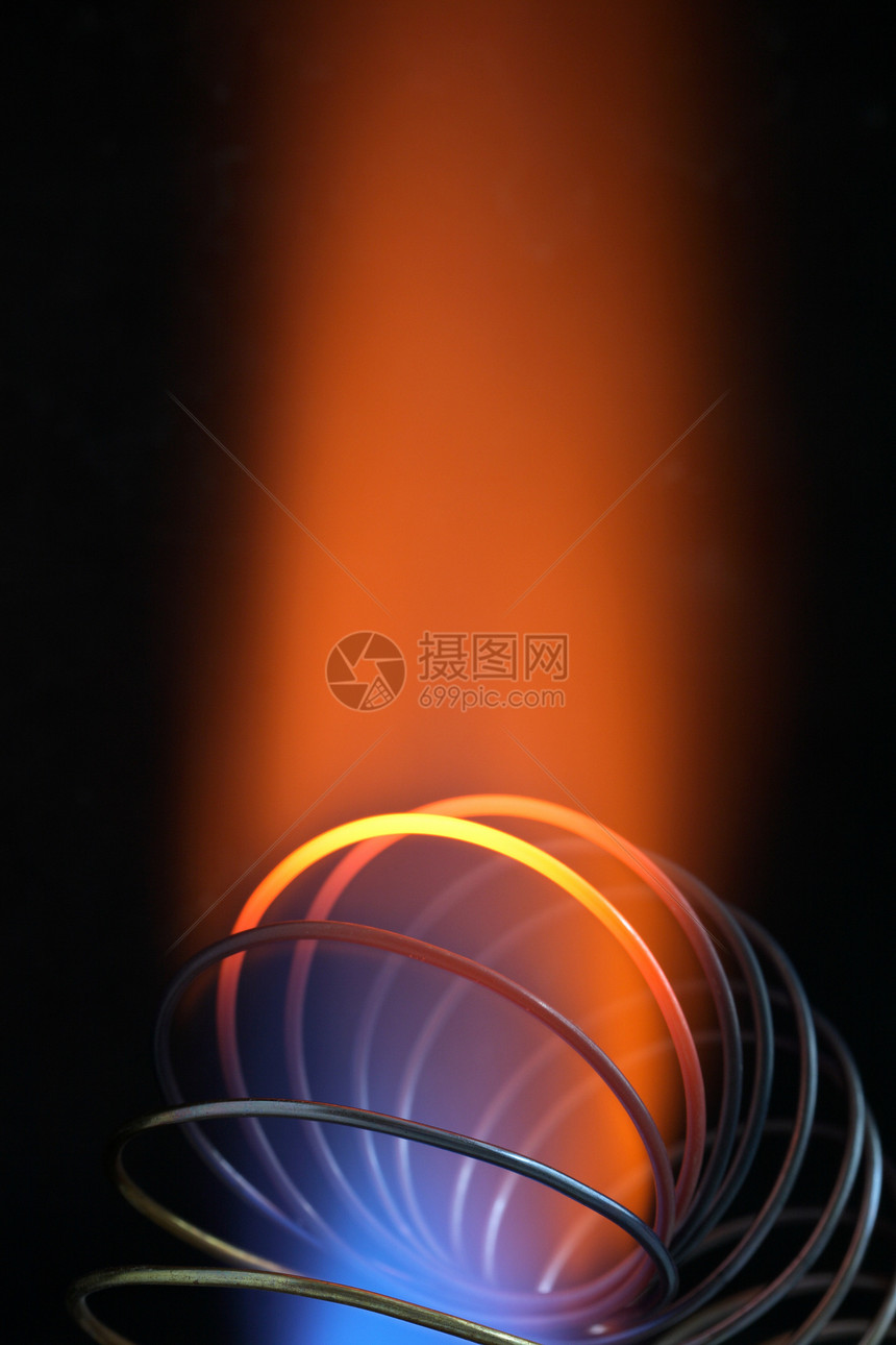 火焰中的金属螺旋图片