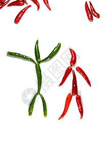 两对有趣的辣椒人蔬菜团体盘子胡椒香料绿色红色食物白色辣椒背景图片