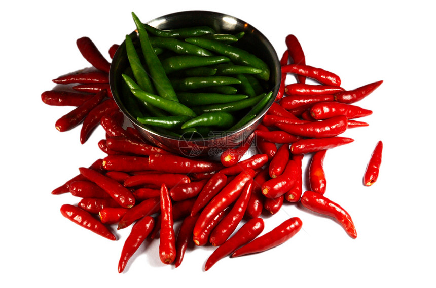盘子里有红色和绿色辣椒辣椒团体香料蔬菜胡椒白色图片
