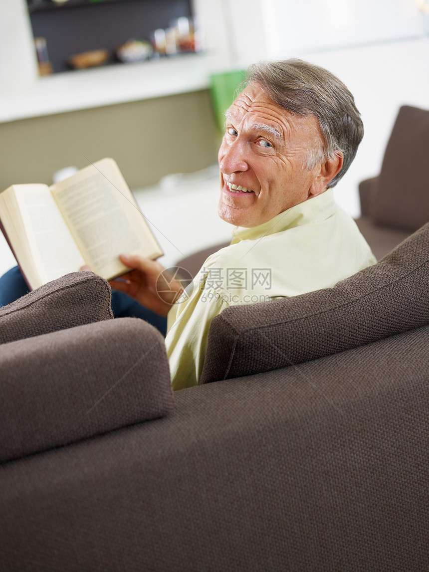 高级男子阅读书老人快乐退休白色闲暇沙发爱好头发男性衬衫图片