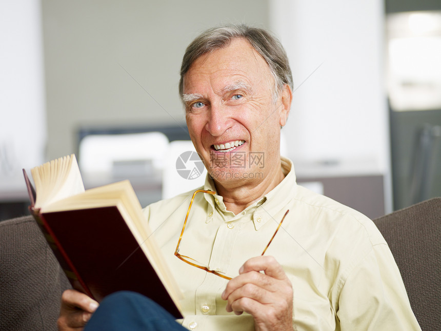 高级男子阅读书男性老人爱好场景快乐衬衫闲暇头发白色眼镜图片