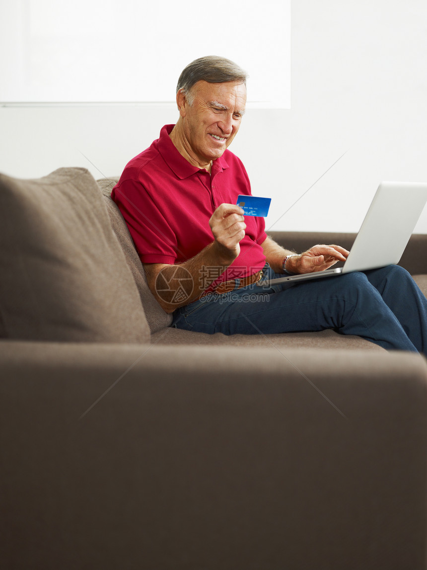上层男子在线购物幸福闲暇零售场景电脑男性白色疗法头发阅读图片