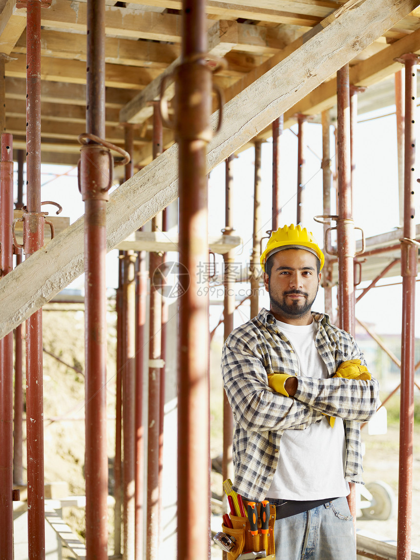 建筑工人腰部双臂职业拉丁体力劳动者成年人年轻人安全帽工作男性图片
