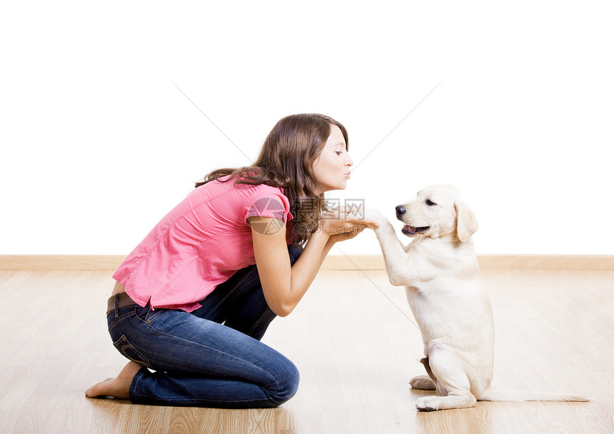玩小狗狗地面女孩成人犬类生活朋友友谊动物朋友们小狗图片
