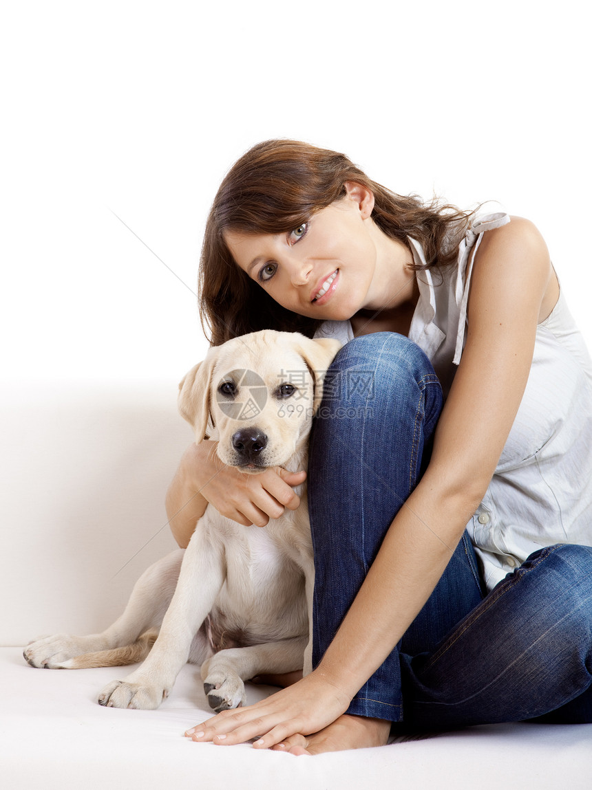 女孩与她最好的朋友犬类动物沙发幸福女性猎犬乐趣生活朋友们宠物图片