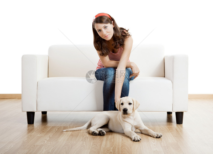 女孩与她最好的朋友宠物猎犬友谊女性朋友们沙发犬类快乐教练乐趣图片