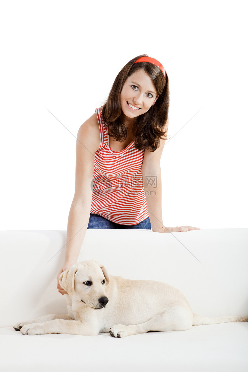女孩与她最好的朋友犬类幸福沙发友谊教练小狗朋友们女性快乐朋友图片