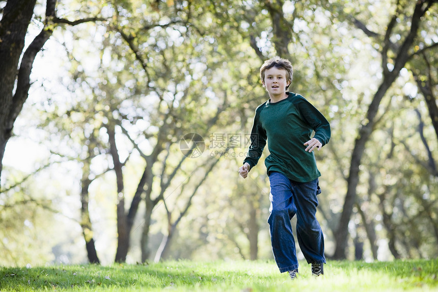 年轻男孩跑步图片