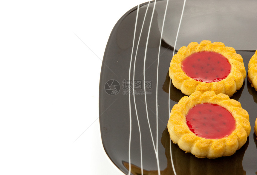 在白背景中孤立的盘子上的 cookie宏观营养食物甜点饼干紧缩小吃糖果面包陶瓷图片