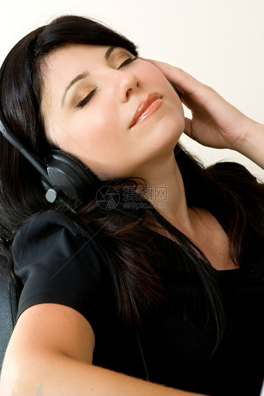 妇女听音乐情感闲暇立体声旋律乐趣娱乐收音机幸福冥想女孩图片