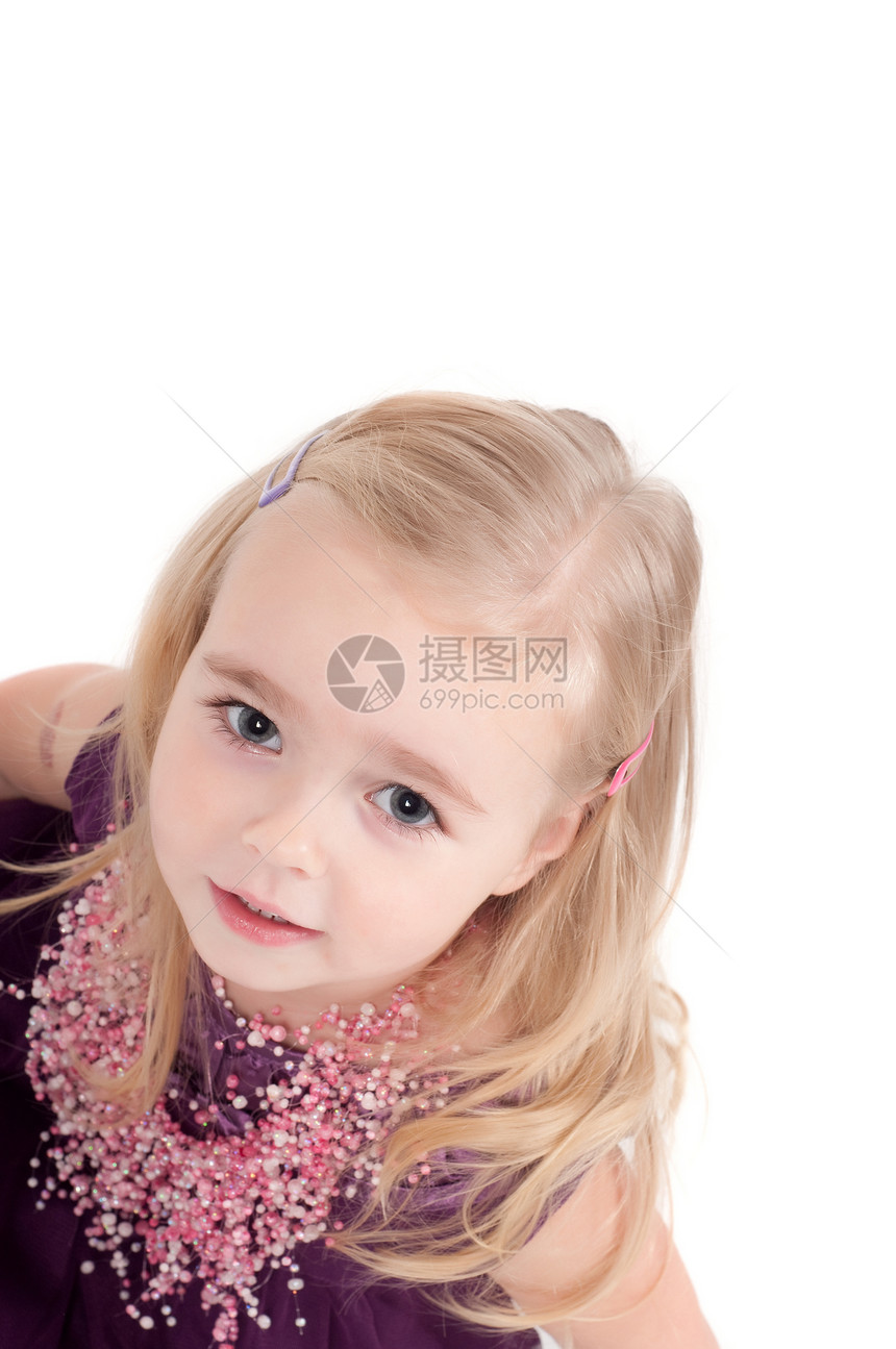 演播室拍摄的女婴穿着晚宴礼服紫丁香微笑女性女儿金发女孩快乐工作室裙子晚礼服图片