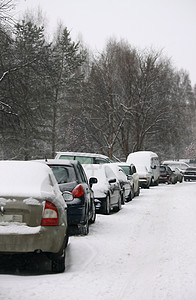 冬季一张照片天空雪堆汽车白色新年道路树木背景图片