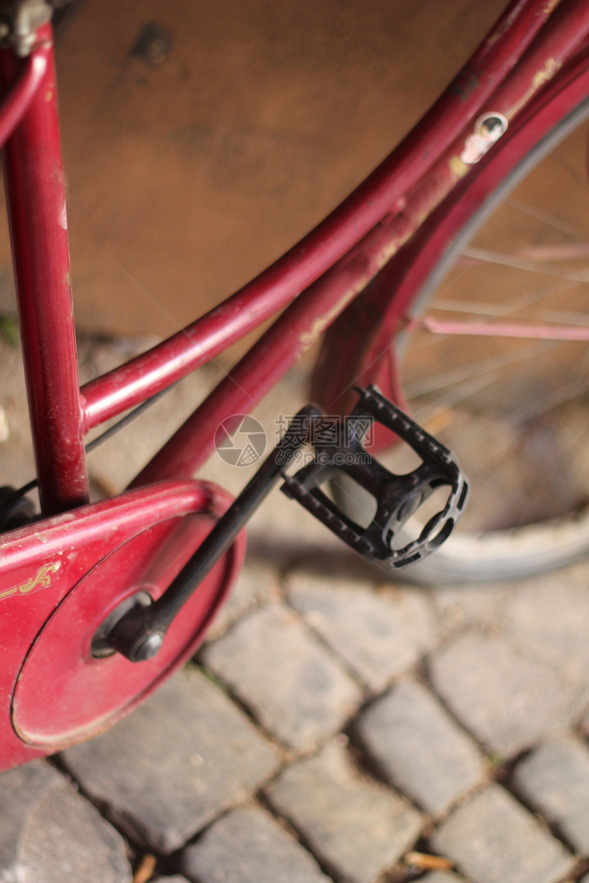 旧红色自行车车踏板车轮活动金属运输图片