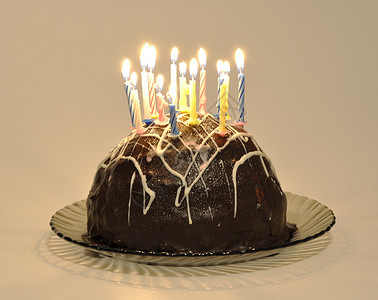 巧克力蛋糕蛋糕傻事食物甜点巧克力庆典蛋糕盘蜡烛字母背景图片