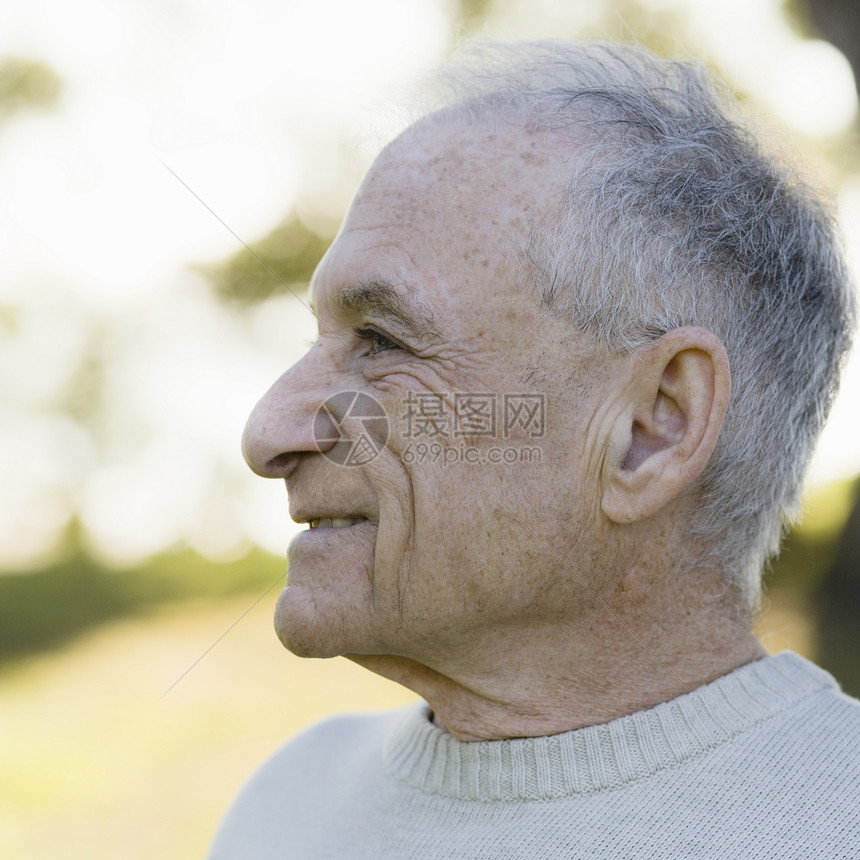 老年人概况皱纹秃头男性正方形男人微笑闲暇祖父老年个性图片