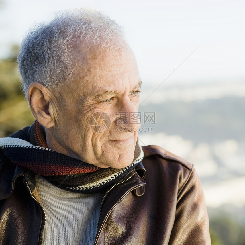 高级男子悲哀老年皱纹围巾祷告正方形祖父天空悲伤退休图片