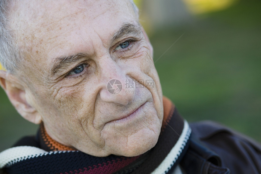 老头男性灰色老年祖父水平男人退休闲暇皱纹秃头图片