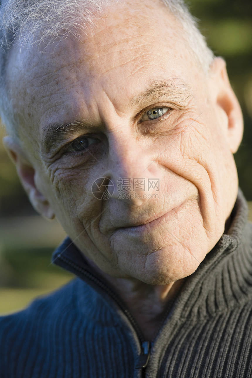 高级男子毛衣皱纹老年男人个性倾斜微笑退休男性闲暇图片