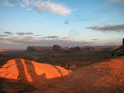美国古迹谷 2004年8月台面国家红色风景蓝色岩石悬崖高原旅游沙漠背景图片