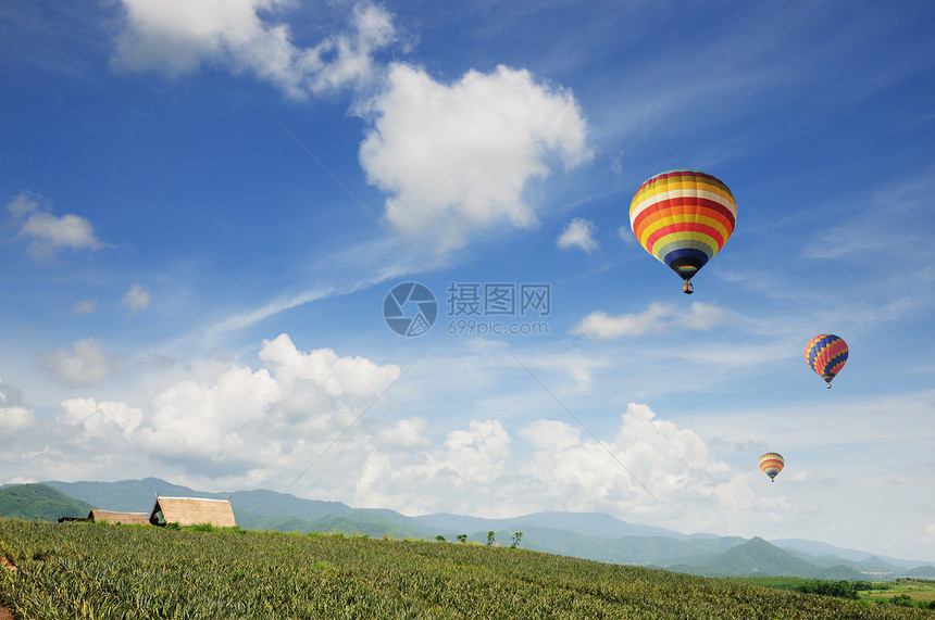 色彩多彩的热空气气球节日场景闲暇运输飞行小屋谷仓热带旅游热气图片