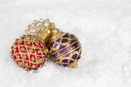 圣诞节装饰空格小玩意儿紫色季节性红色金子季节白色背景图片
